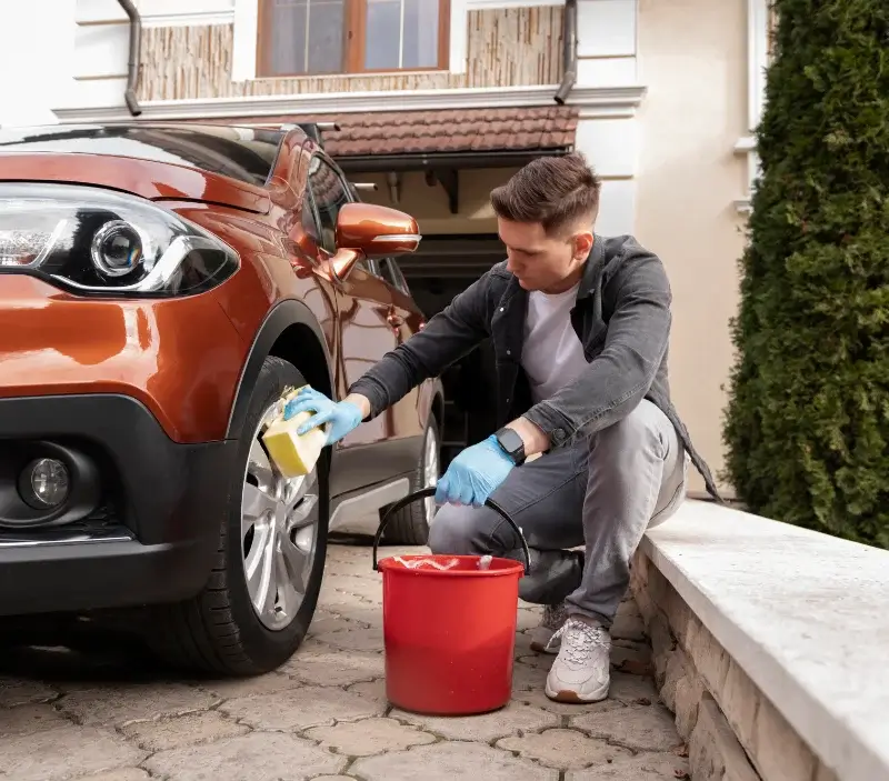 Lavage auto à domicile Cazeneuve : professionnel intervenant sur un véhicule